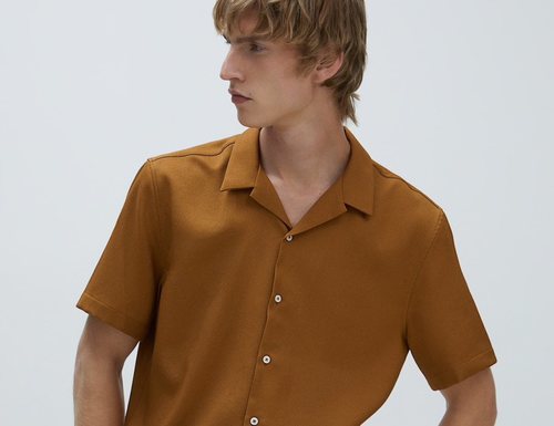 Camisa bowling de Zara color caramelo.