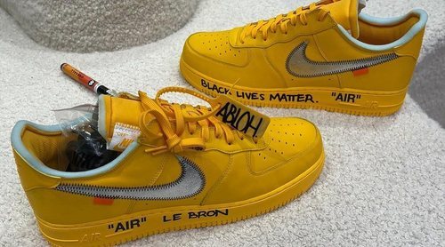 Las Off-White x Nike Air Force 1 'Yellow' de LeBron han sido modificadas con un rotulador por Virgil Abloh, donde destaca la referencia a 'Black Lives Matter'.