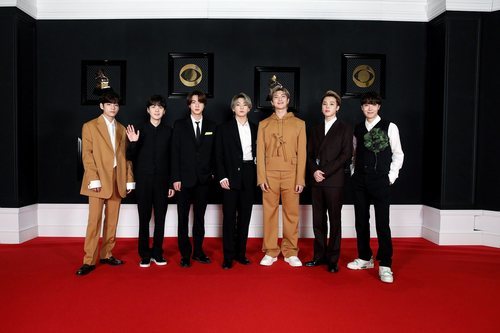 Los 7 trajes Louis Vuitton de BTS en los Grammy.