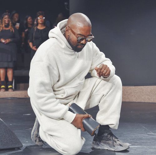 Kanye West siempre luce las Yeezy cuando puede.