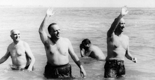 Manuel Fraga con un bañador Meyba durante el infame baño de Palomares