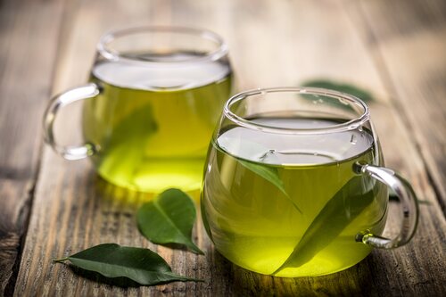 El té verde también sirve porque tiene compuestos que combaten el acné.