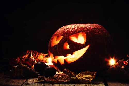 El espíritu de la leyenda se conoce como jack-o'-lantern, nombre con el que actualmente denominamos las calabazas típicas de Halloween.