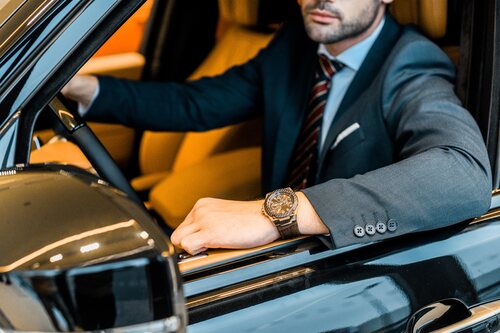 Llevar un reloj elegante, con colores neutros como negro o marrón, expresar ser exitoso.