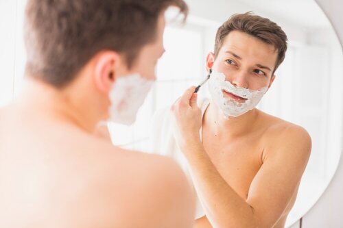 Si tienes una gran concentración de puntos negros, presta mucha atención el momento del afeitado usando espumas antisépticas, suavizantes y antibacterias