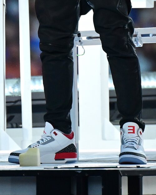 La lengüeta de estas Air Jordan 3 luce la E al revés, el logo de Eminem