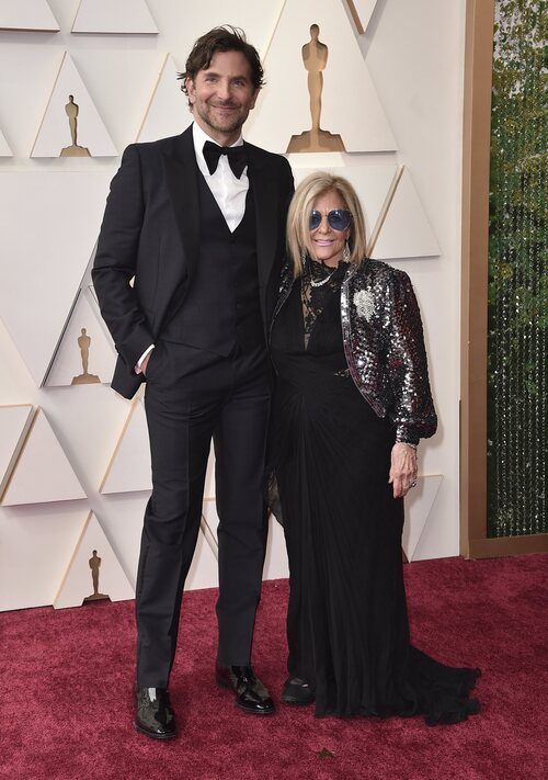 Bradley Cooper lleva un traje Gucci con una pajarita oversize