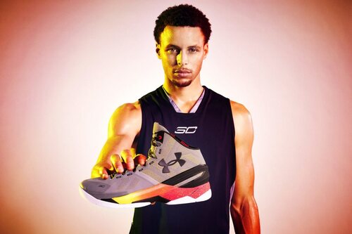 Stephen Curry (NBA) presentando su diseño de zapatillas