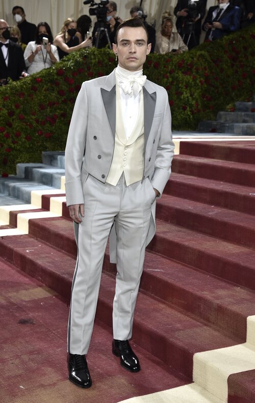 Thomas Doherty en un conjunto gris de Dior